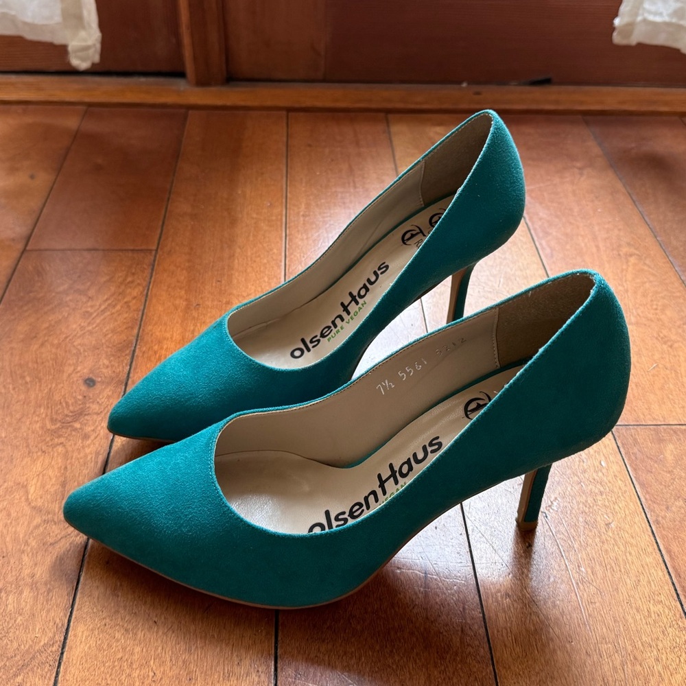 OlsenHaus pure vegan suede Ninja classic pump, Turquoise blue heels, 7.5 M